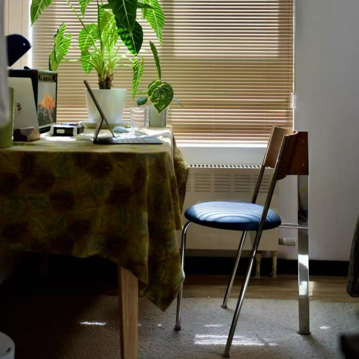 Sleek Retro Modern Dining Chair