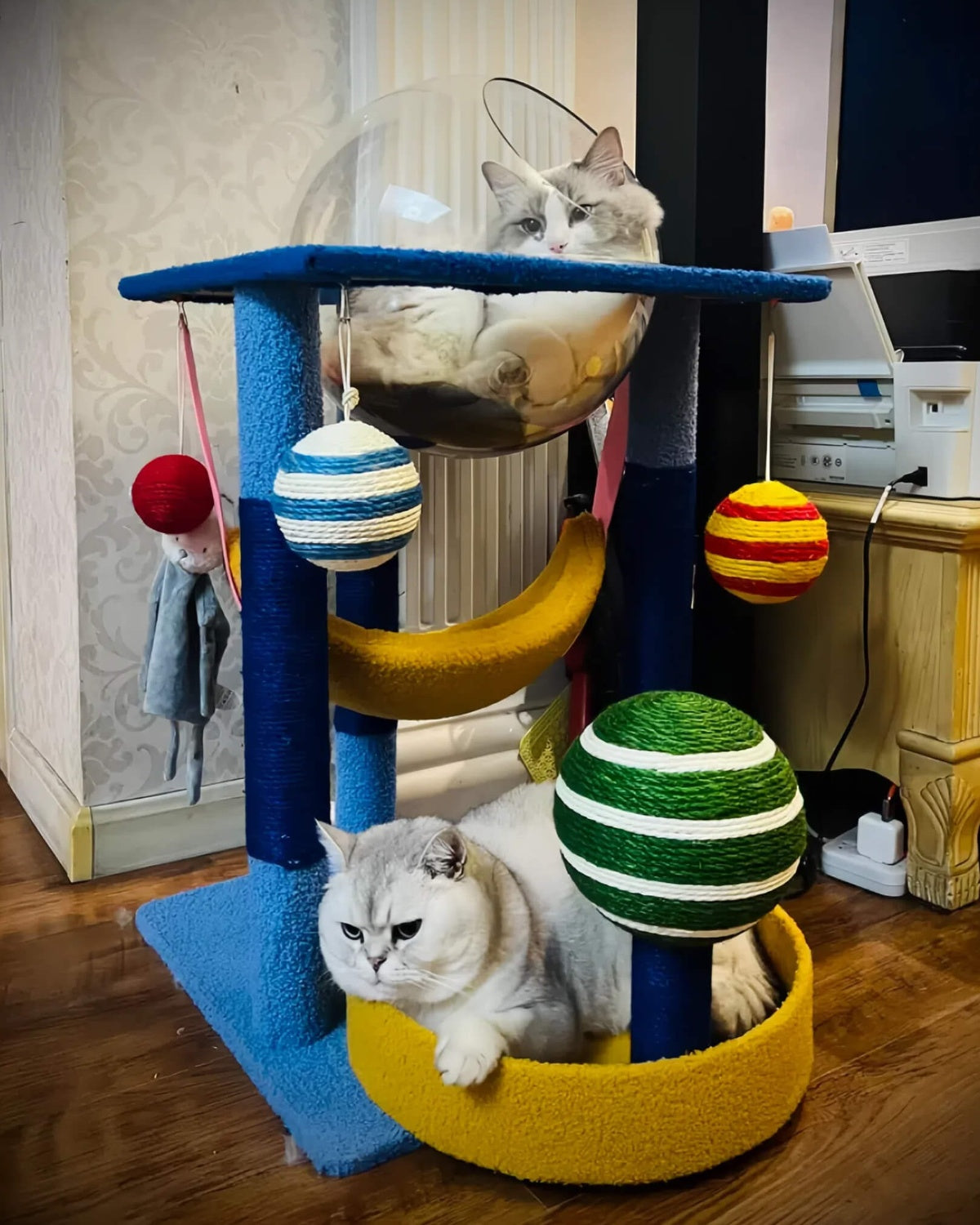 Deluxe Space Capsule Cat Climber