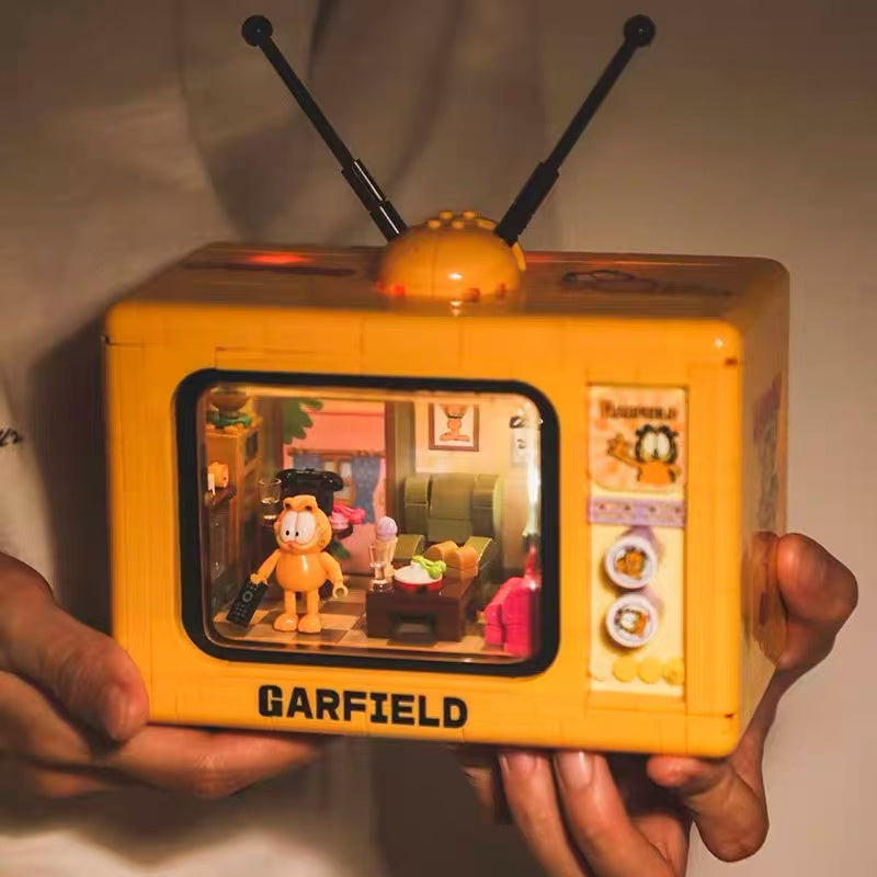 DIY Retro TV Display Box - Garfield Inspired