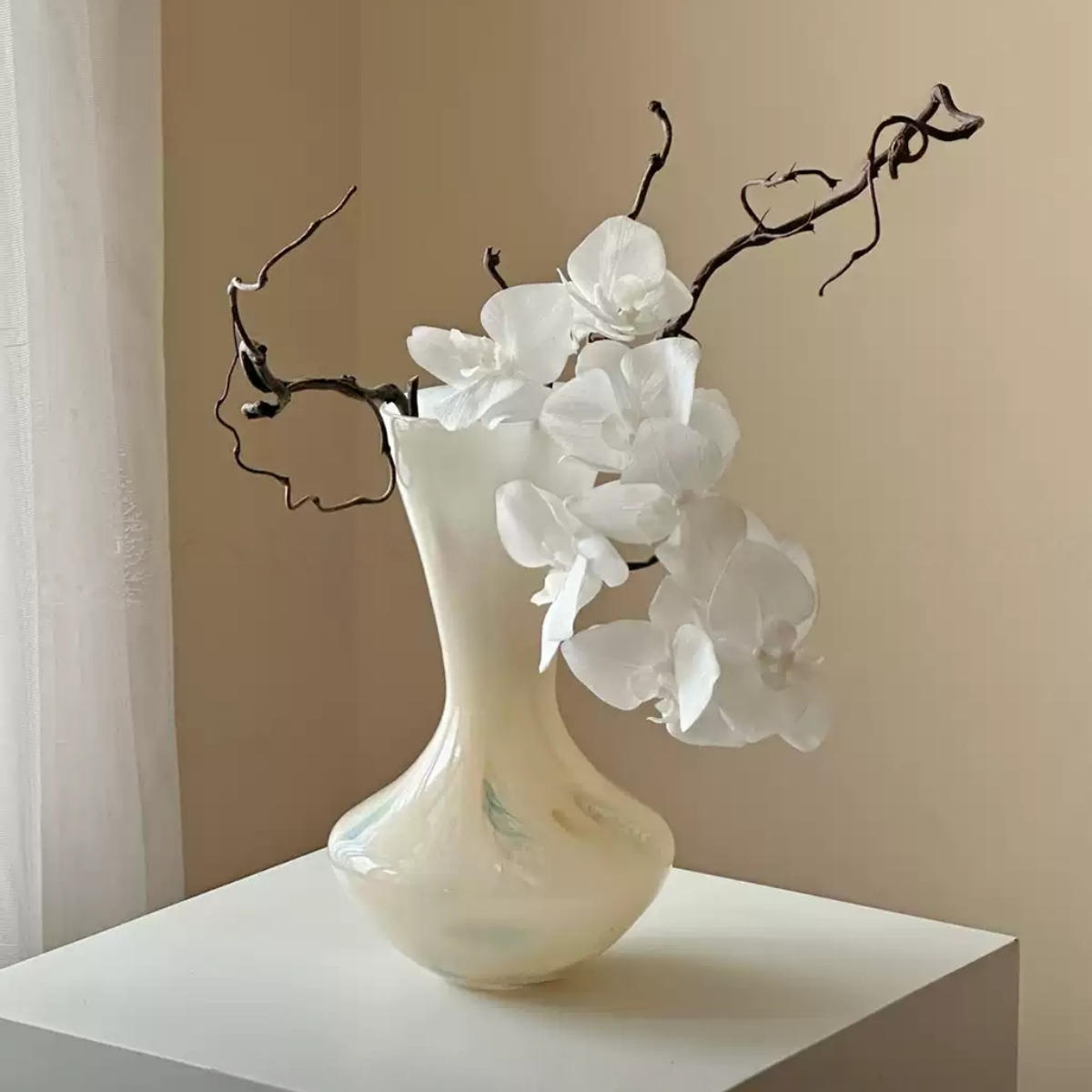 hand-shaped glass vase with curved structure design